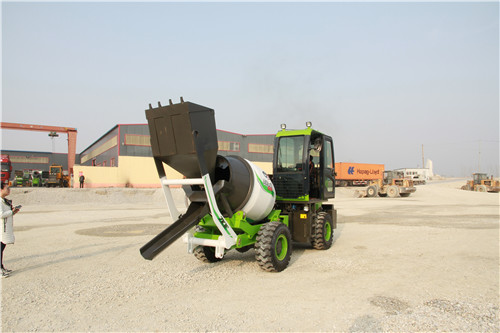 <b>建筑工程中哪種自上料混凝土攪拌罐車更合適？</b>
