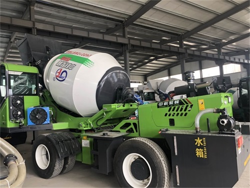 <b>自動(dòng)上料攪拌車還能在高原山地打溝渠？</b>